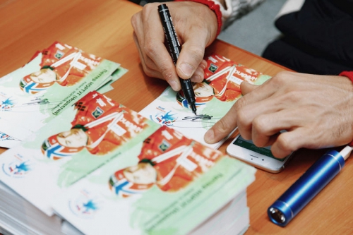 Автограф-сессия участников "Гонки чемпионов" и "Приза губернатора Тюменской области"