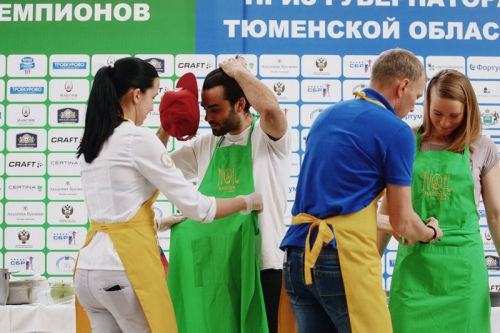 Кулинарный поединок между участниками "Гонки чемпионов" и "Приза губернатора Тюменской области"