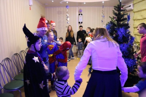 Поздравление с Новым годом ребятишек в центре социальной помощи семье и детям "Семья"
