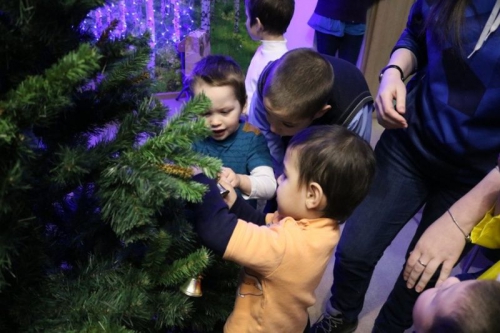 Поздравление с Новым годом ребятишек в центре социальной помощи семье и детям "Семья"